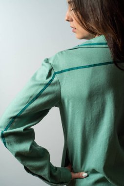 Moda kıyafetleri giyen güzel bir genç kadının portresi. Stüdyo çekimleri beyaz arkaplanda.