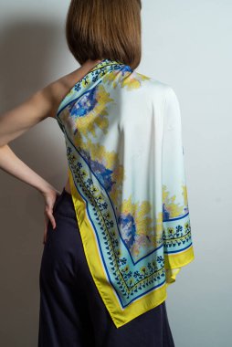 Moda kıyafetleri giyen güzel bir genç kadının portresi. Stüdyo çekimleri beyaz arkaplanda.