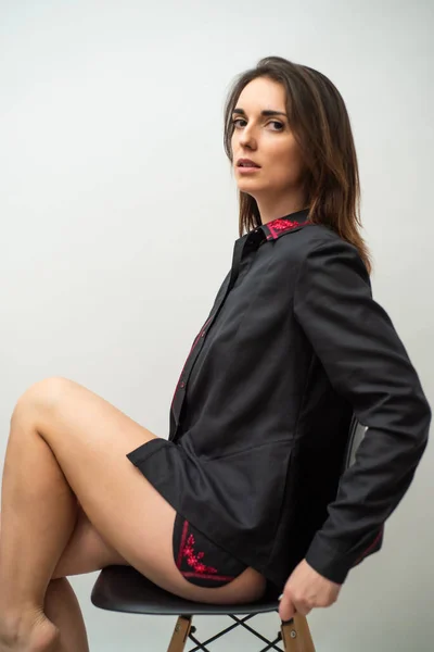 Portret Van Een Mooie Jonge Vrouw Met Vlechten Modekleding Studio — Stockfoto