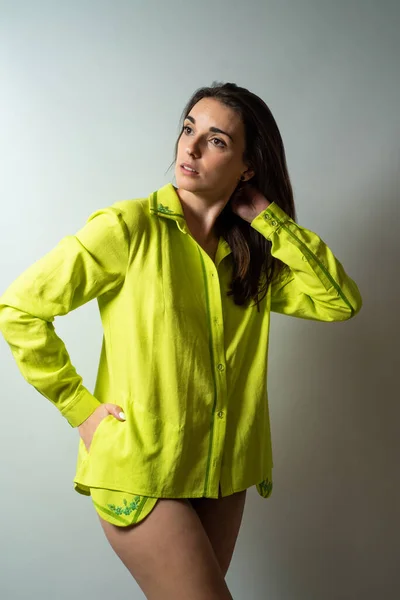 Portret Van Een Mooie Jonge Vrouw Met Vlechten Modekleding Studio — Stockfoto
