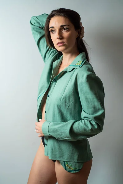 Porträtt Vacker Ung Kvinna Med Flätor Modekläder Studio Skjuten Vit — Stockfoto