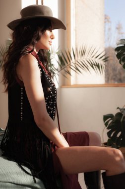 Güzel, genç, şık bir kadının portresi.