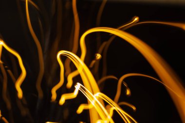 Soyut ışıklar, Noel siyah arka planı. Dikkati dağılmış. Bulanık ve yumuşak odak