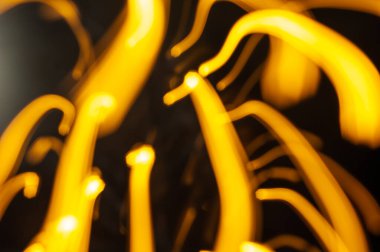 Soyut ışıklar, Noel siyah arka planı. Dikkati dağılmış. Bulanık ve yumuşak odak