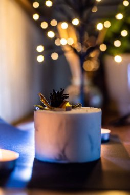 Yeni yıl arka planda büyük mum