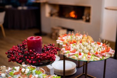 Güzel dekore edilmiş yemek sofrası. Farklı atıştırmalıklar ve aperatiflerle.