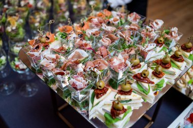 aperatiflerle dolu açık büfe ziyafet masası.