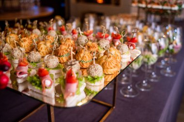 atıştırmalık ve aperatiflerle dolu büfe masası.