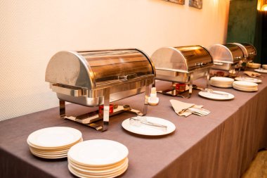 Düğün pastası ve masada bir tepsi