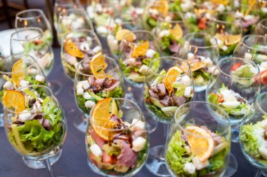 atıştırmalık ve aperatiflerle dolu büfe masası.