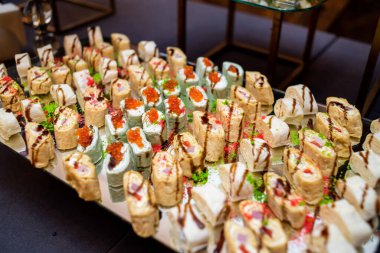 Açık büfe ziyafet masasında atıştırmalıklar ve aperatiflerle.