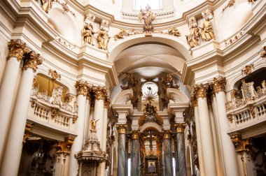 Barselona 'daki eski kilisenin içinde.