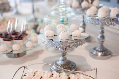 Beyaz ve mavi süslemeli düğün pastası