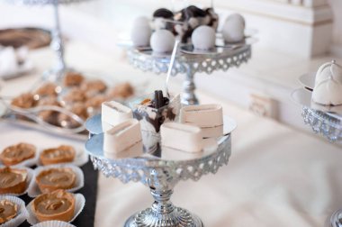 Beyaz ve mavi süslemeli lezzetli çikolatalı pasta.