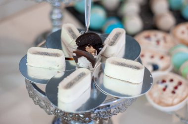 Beyaz arka planda bir bardakta dondurma.