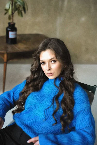 파란색 스웨터를 관능적 여성의 매력적 — 스톡 사진