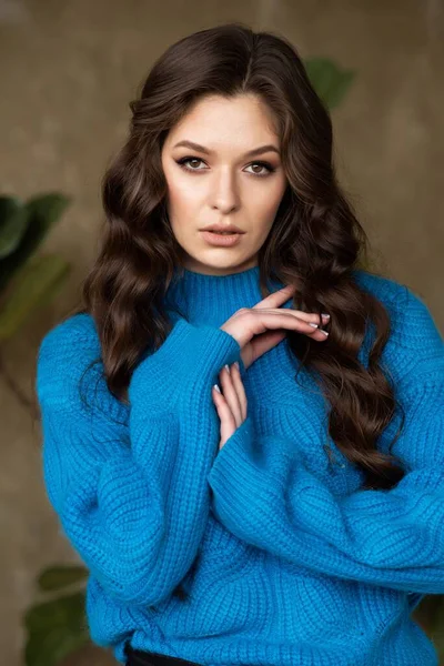 Charmante Sensuele Vrouw Blauwe Gebreide Sweater — Stockfoto