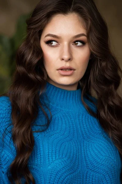 Charmante Sensuele Vrouw Blauwe Gebreide Sweater — Stockfoto