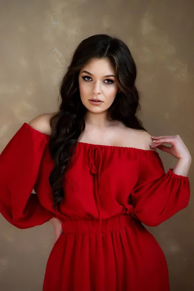 Hübsche Junge Frau Roten Kleid — Stockfoto