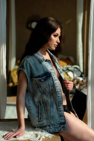 Modefrau Jeansjacke Über Nacktem Körper — Stockfoto