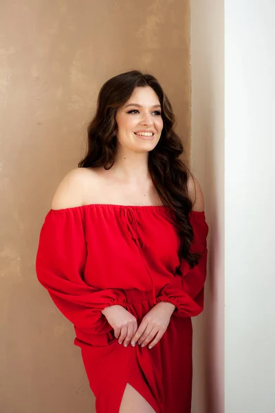 Schöne Lächelnde Frau Langen Roten Kleid Sinnlich Posiert — Stockfoto