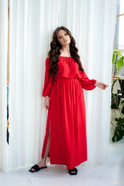 Uzun Kırmızı Elbiseli Güzel Gülen Kadın Şehvetli Poz Veriyor — Stok fotoğraf