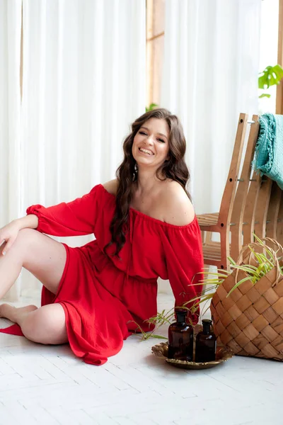 漂亮的微笑的女人穿着红色长裙摆出性感的姿势 — 图库照片