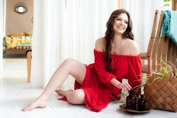 Vacker Leende Kvinna Lång Röd Klänning Sensuell Poserar — Stockfoto