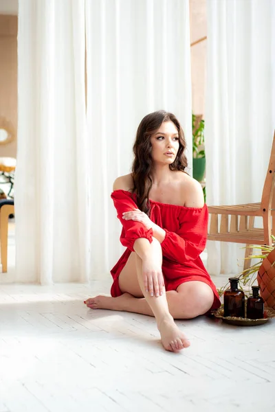 Hermosa Mujer Sonriente Vestido Largo Rojo Posando Sensual — Foto de Stock