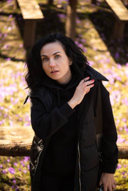 Uzun saçlı, siyah elbiseli ve eşarplı güzel bir kadın.