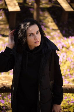 Parktaki güzel genç kadın.