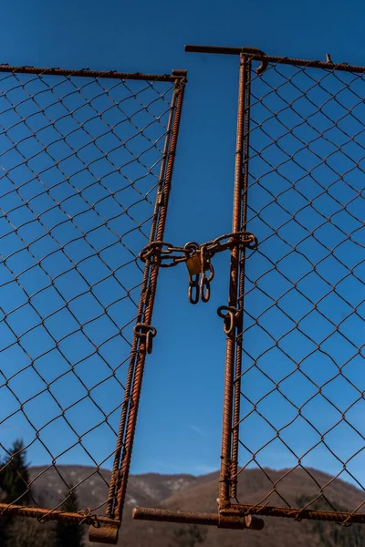Eine Vertikale Aufnahme Eines Metalldrahtgeflechts Vor Blauem Himmel — Stockfoto