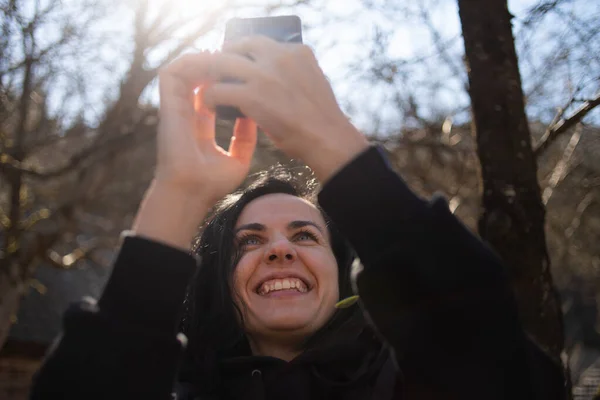 スマート フォン屋外で Selfie を取る若い女性 — ストック写真