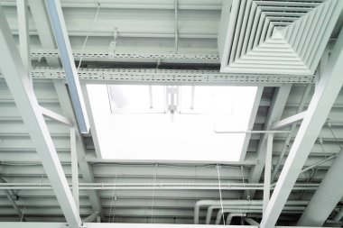 Modern deponun ya da alışveriş merkezinin tavanının altındaki havalandırma sistemi. Klima için metal borular
