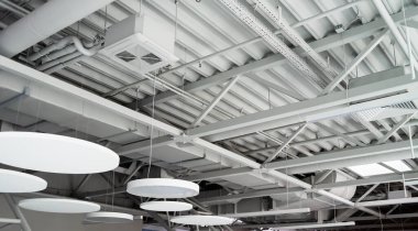 Modern deponun ya da alışveriş merkezinin tavanının altındaki havalandırma sistemi. Klima için metal borular