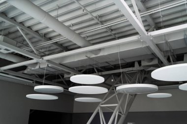 Modern deponun ya da alışveriş merkezinin tavanının altındaki havalandırma sistemi. Klima için metal borular
