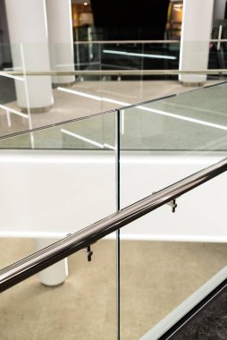 Modern bina içinde paslanmaz çelik parmaklıklar ve cam duvarlar