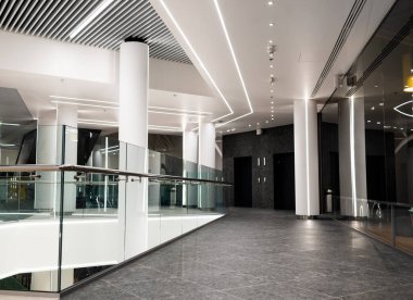 Modern bina içinde paslanmaz çelik parmaklıklar ve cam duvarlar