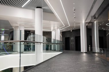Modern bina içinde paslanmaz çelik parmaklıklar ve cam duvarlar