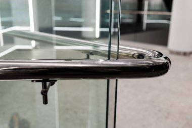 Modern bina içinde paslanmaz çelik parmaklıklar ve cam duvarlar