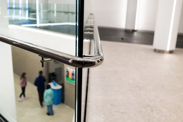 現代的な建物の内部のステンレス製の手すりとガラス壁 — ストック写真