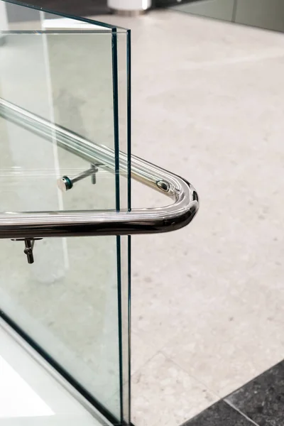 Barandillas Acero Inoxidable Pared Vidrio Interior Del Edificio Moderno — Foto de Stock