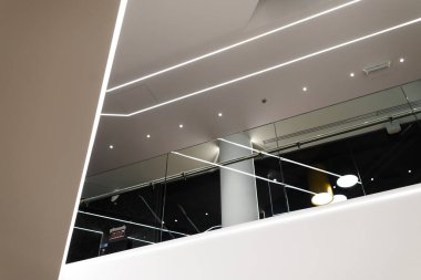 Modern bina içinde paslanmaz çelik parmaklıklar ve cam duvarlar