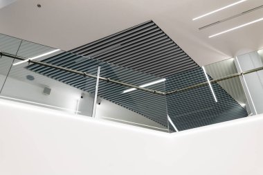 Modern bina içinde paslanmaz çelik parmaklıklar ve cam duvarlar