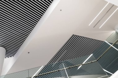 Modern bina içinde paslanmaz çelik parmaklıklar ve cam duvarlar