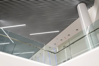 Modern bina içinde paslanmaz çelik parmaklıklar ve cam duvarlar