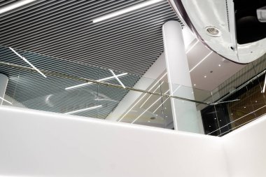 Modern bina içinde paslanmaz çelik parmaklıklar ve cam duvarlar