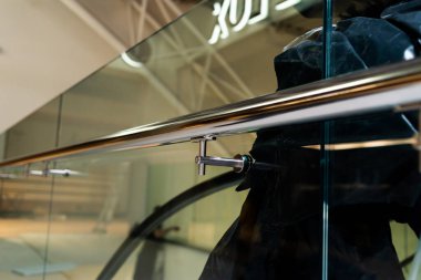 Modern bina içinde paslanmaz çelik parmaklıklar ve cam duvarlar