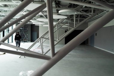 Modern deponun ya da alışveriş merkezinin tavanının altındaki havalandırma sistemi. Klima için metal borular