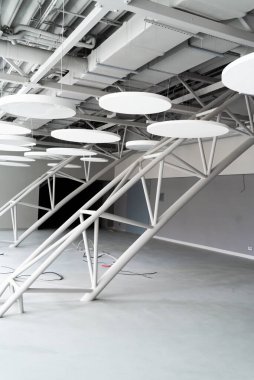 Modern deponun ya da alışveriş merkezinin tavanının altındaki havalandırma sistemi. Klima için metal borular